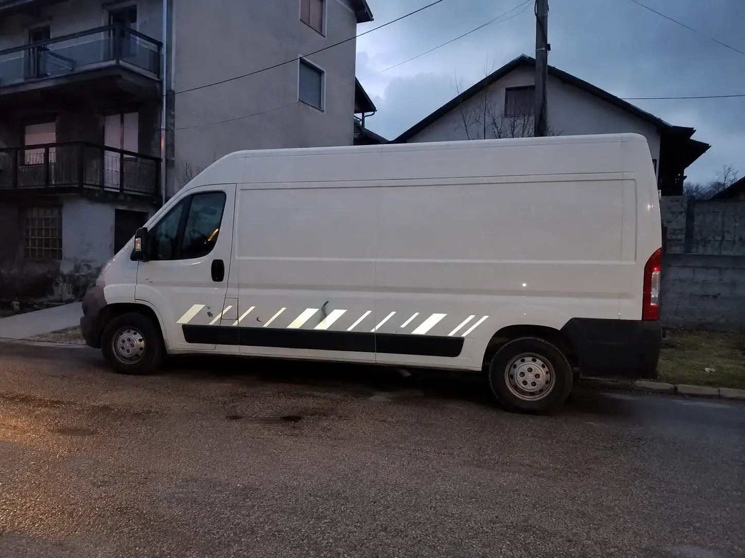 Bočni reflektor na dostavnom kombiju u sumrak