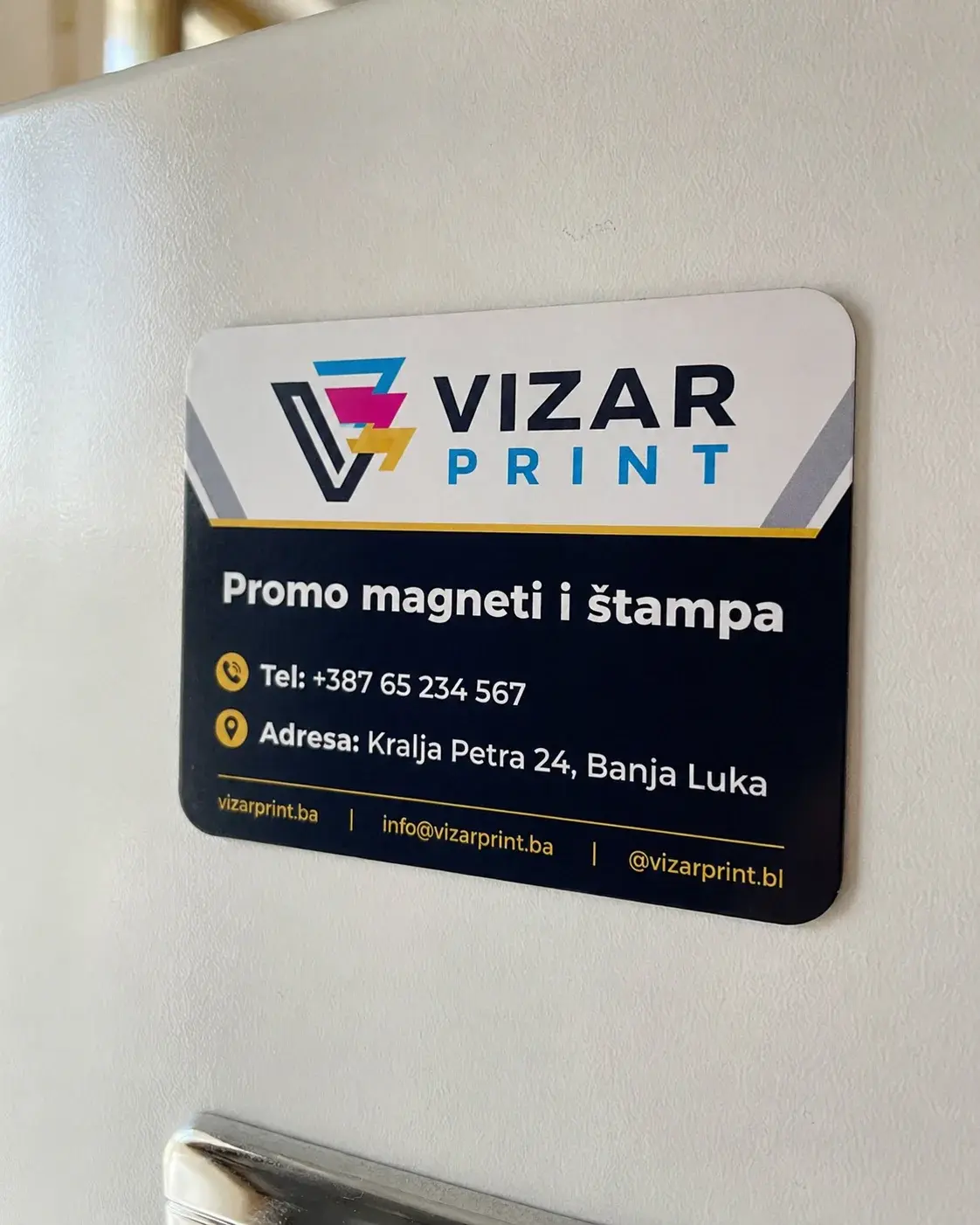 Promotivni magnet sa logo brendom i kontakt telefonom