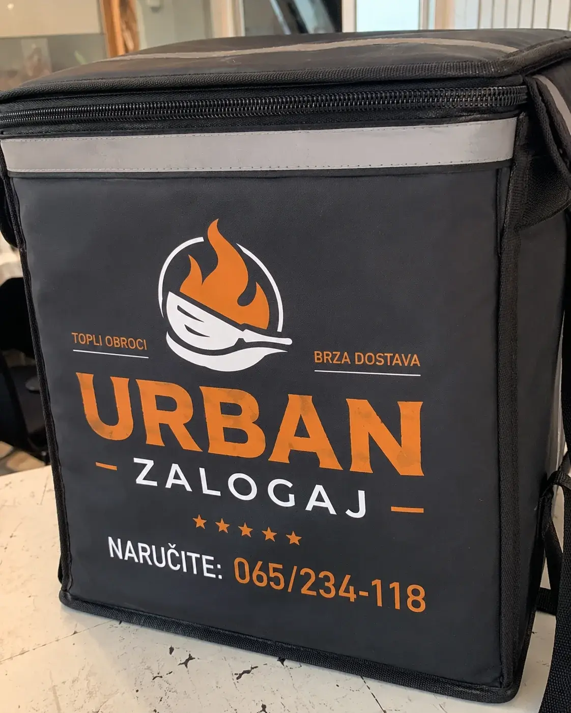 Brendirana termo torba sa logo restorana i telefonom za narudžbu
