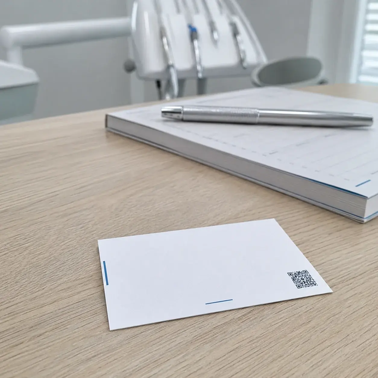 Bijela minimalistička vizit karta sa QR kodom u modernoj ordinaciji