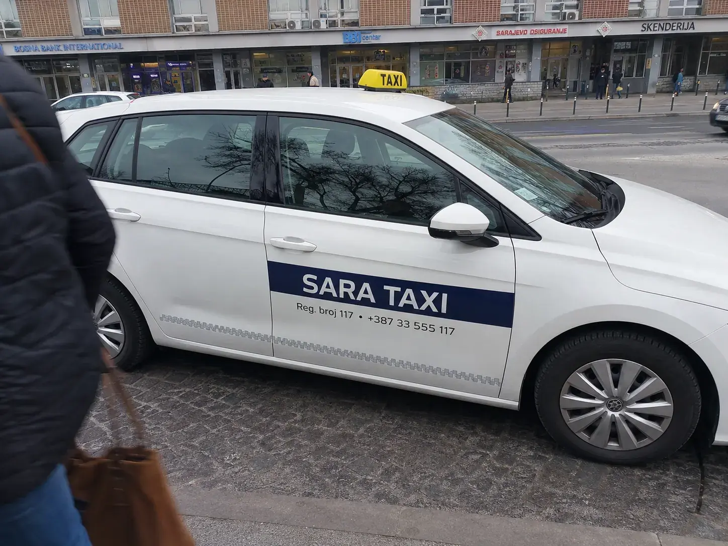 Sarajevski taksi sa brendiranjem na vratima i krovnom oznakom