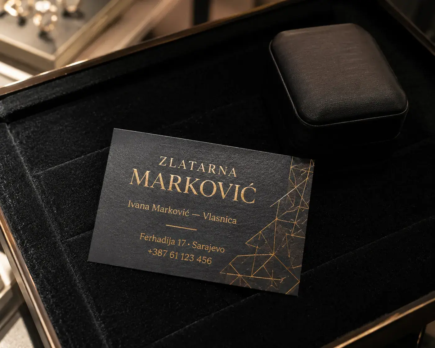 Premium crna vizit karta zlatarne sa zlatnim foliotiskom imena i kontakta