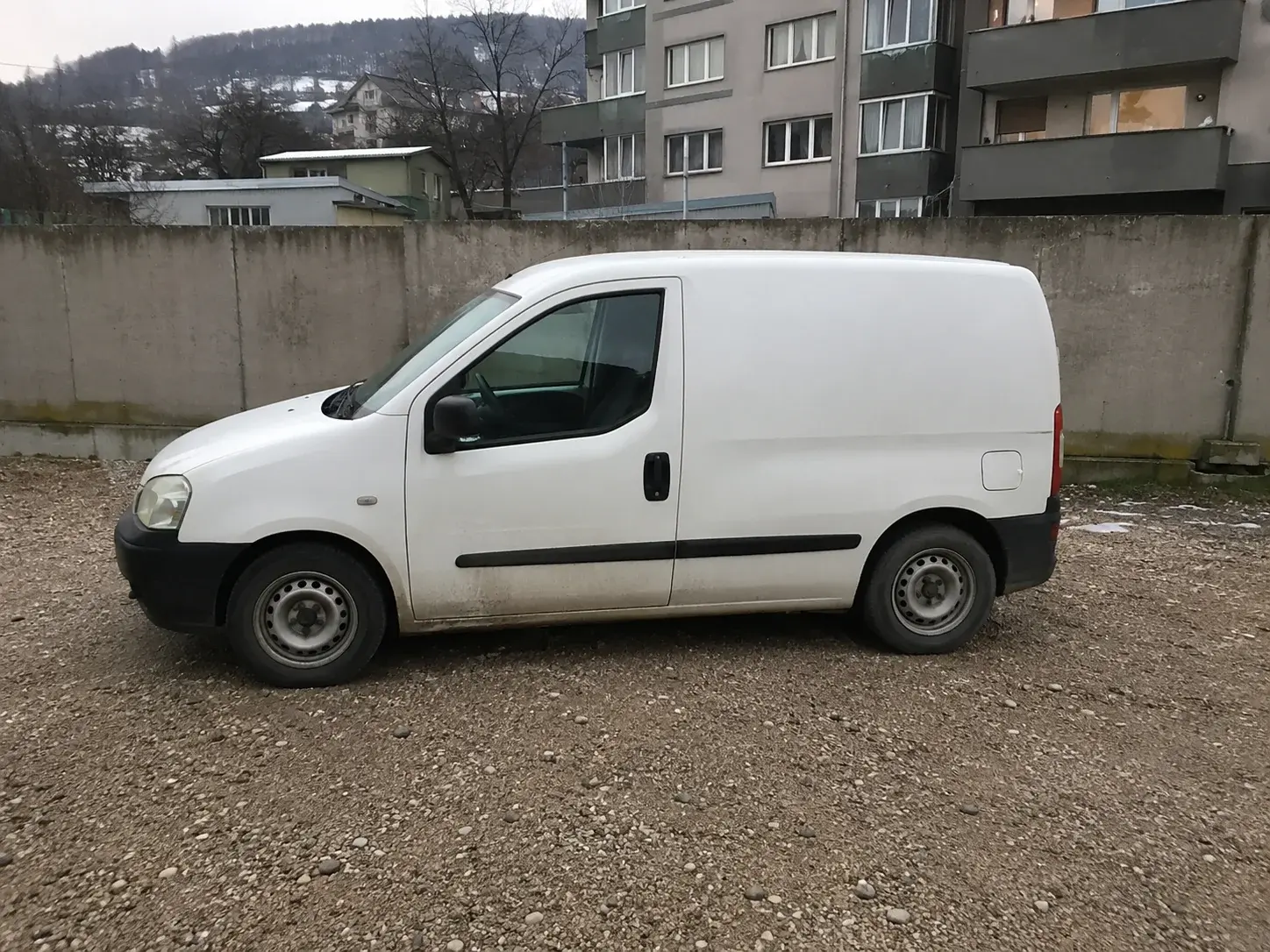 Brendirani dostavni kombi parkiran u Sarajevu
