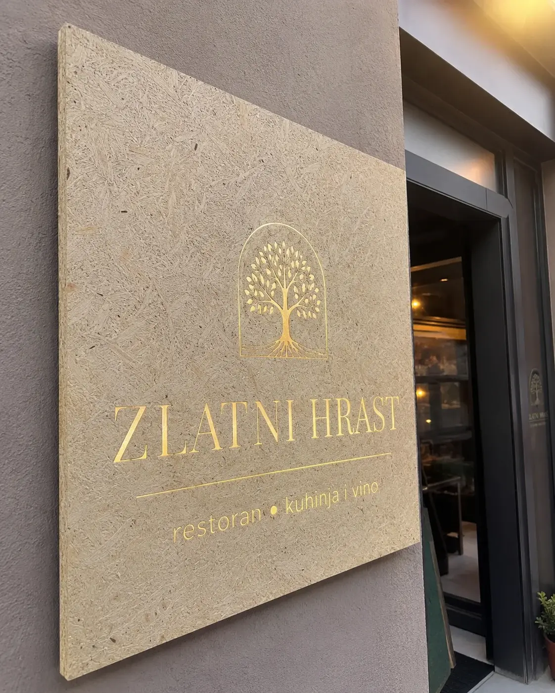 Detalj iverit table sa štampanim zlatnim logom