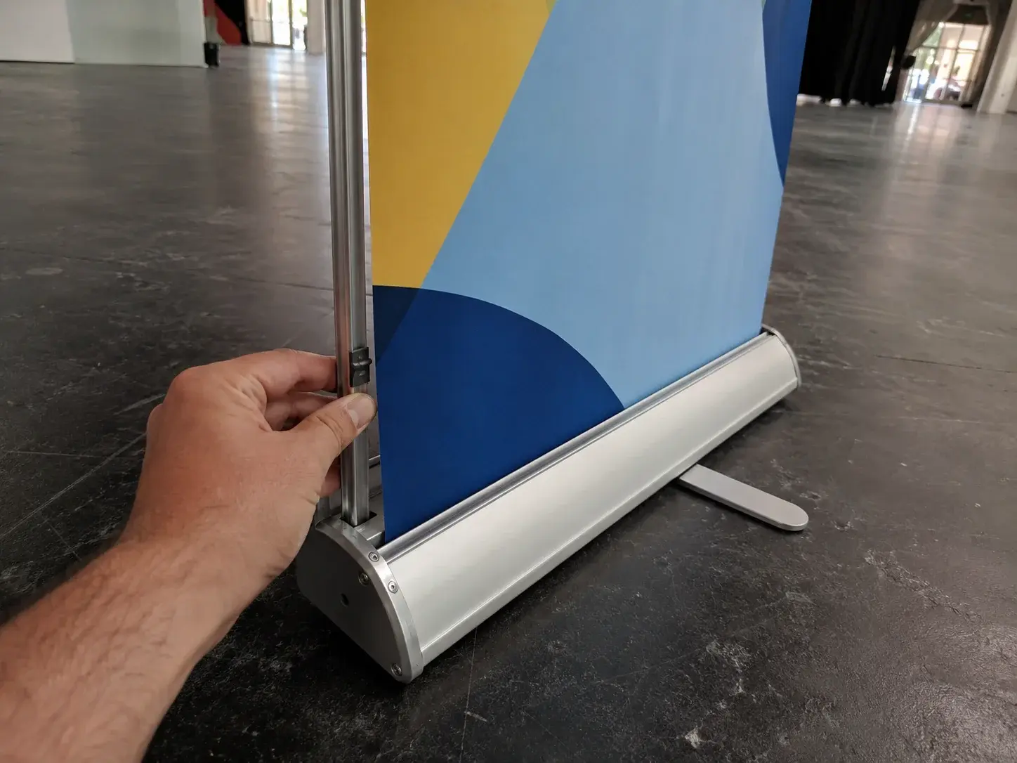 Detalj rasklapanja roller banner stalka